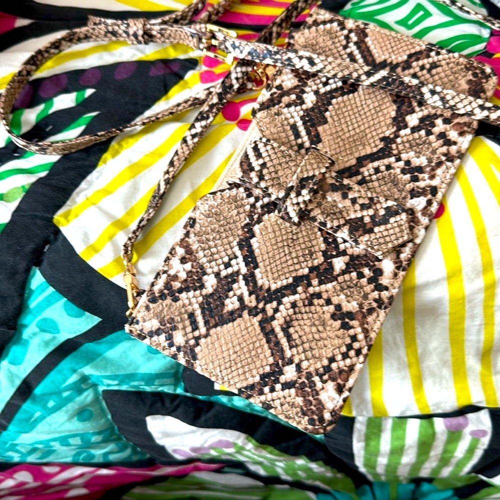 Adjustable Strap, Billfold Like Design, Thin - image 2